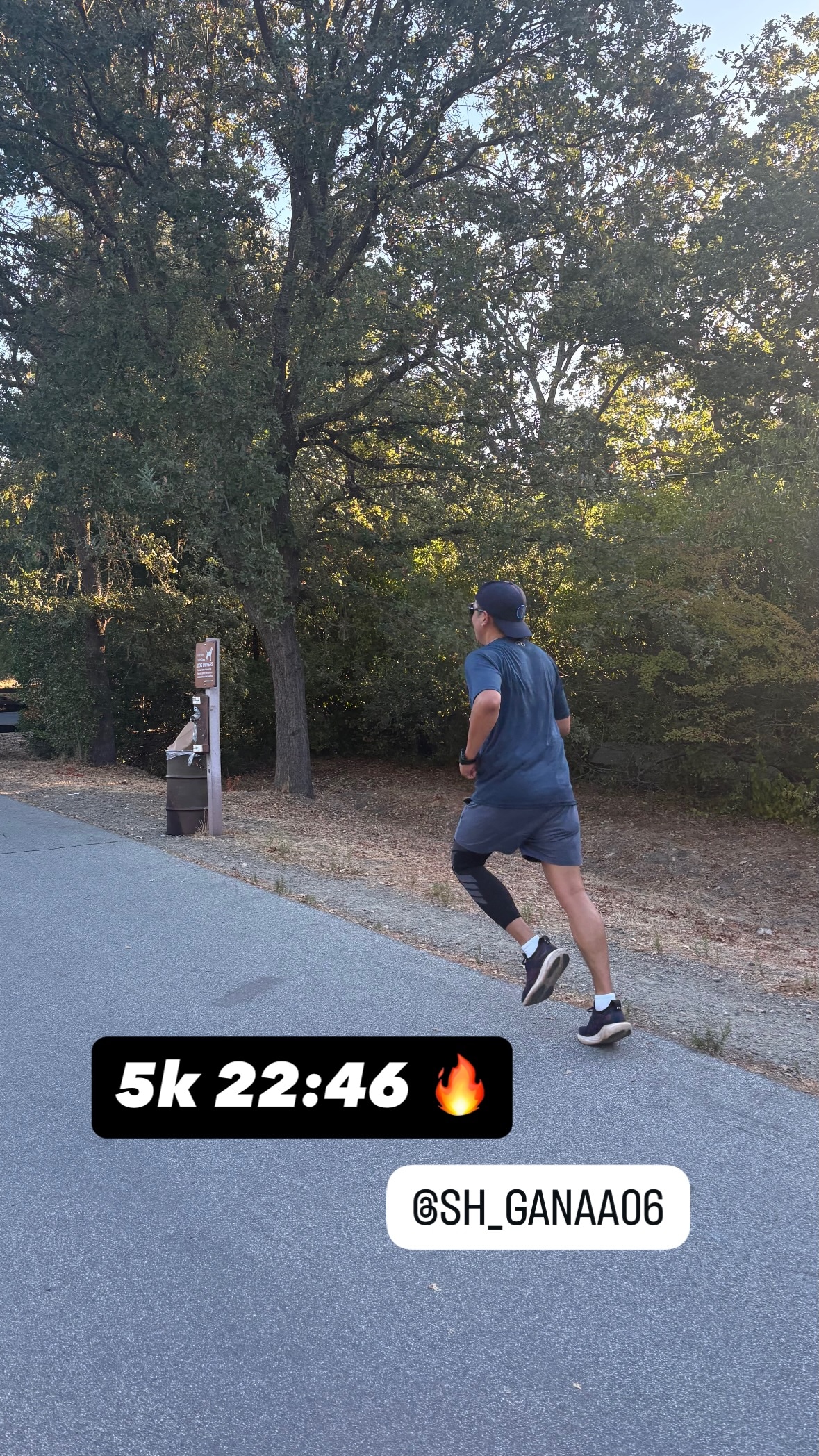 Ganaa running on the paved trail, with his 5K personal best of 22:46 shown on the photo